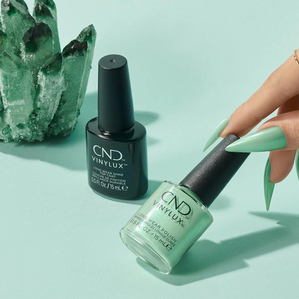 CND Vinylux tartós körömlakk Mint and Meditation #441 - Image 3
