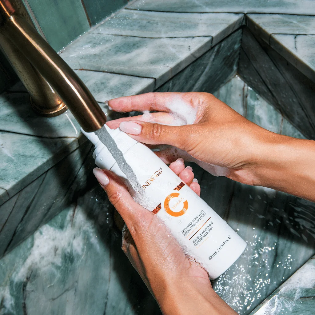SUNEWMED+ aktív C-vitaminos arc- és sminklemosó hab 200 ml